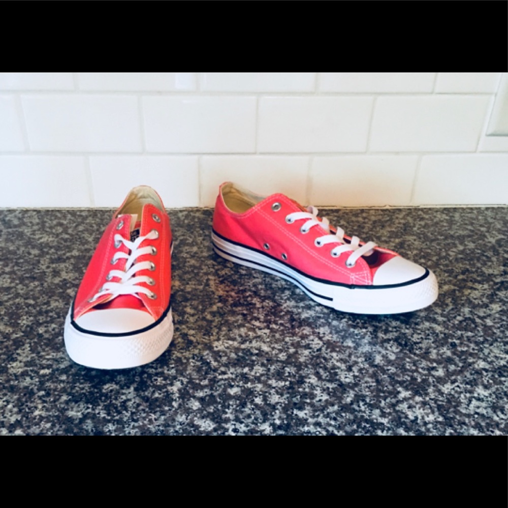 CONVERSE❤️Adorable Low Rise Shoe!❤️ NWOT!
